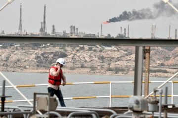 Trump pide crear una flota internacional que proteja el estrecho de Ormuz tras bombardear la estratégica isla de Jarg