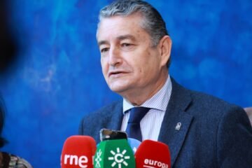 La Junta insiste en culpar de la crisis de los cribados a los profesionales y las afectadas señalan a Moreno: “Sigue mintiendo”