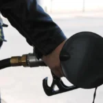 El petróleo se hunde, pero los carburantes siguen subiendo: el diésel se encarece hoy 8 céntimos y el depósito cuesta 20 euros más que hace una semana