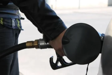 El petróleo se hunde, pero los carburantes siguen subiendo: el diésel se encarece hoy 8 céntimos y el depósito cuesta 20 euros más que hace una semana