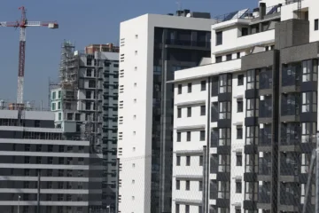 El precio de la vivienda sube en 2025 a un ritmo superior al de la burbuja y el sector avisa: «Podemos acabar en un modelo residencial de infraviviendas»