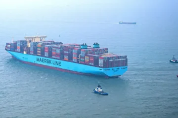 El conflicto en Irán tensa la cadena de suministro global: Maersk suspende el servicio entre Europa y la zona y los costes marítimos escalan un 3%