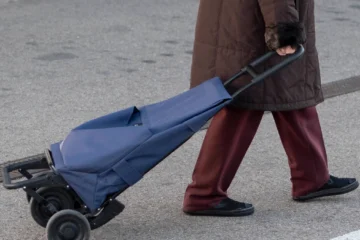 Un estudiante madrileño inventa un andador/carro de la compra