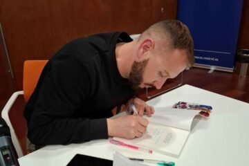 Miguel Núñez Ropero convierte la emoción y el humor en el motor de su debut literario 