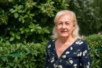 Ana Leonor Mora Castro revive la magia  de Liverpool en su deslumbrante  biografía musical ‘Martina y los Cuatro  Escarabajos’