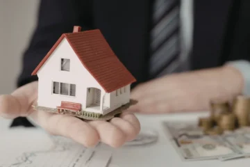 Un especialista expone qué hay que tener en cuenta antes de comprar una casa: «Si no lo compruebas te puedes meter en un lío»