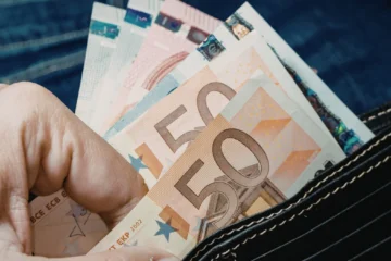 ¿Cuánto dinero en efectivo deberíamos tener en casa en caso de guerra? La recomendación del Banco Central Europeo