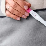 Competencia quiere limitar el papel de las farmacias en la venta de pruebas de autodiagnóstico como test de covid y embarazo