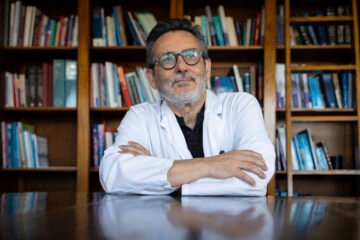 Los protagonistas de cuatro décadas de sanidad: «El mérito de los profesionales ha compensado carencias del sistema y no debería darse por hecho»