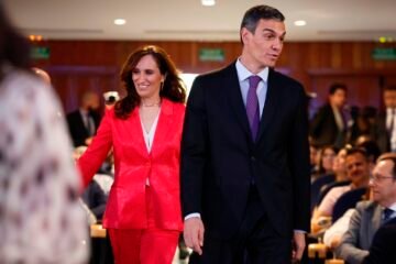 Los españoles le ponen la nota más baja a la Sanidad de toda la historia mientras Sánchez presume de que es «el termómetro democrático»