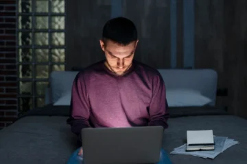 Vivir solo sale caro: hasta un 40% más por persona en España