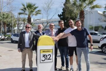 Inauguran el emblemático Hito Mallorca 312 con Miguel Indurain en Playas de Muro