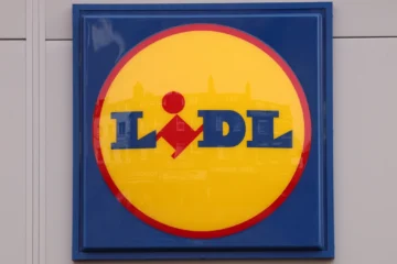 Lidl recrudece la guerra de las telecos y lanzará una operadora de fibra y móvil de bajo coste en España