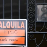 Un jubilado de 78 años, 600 euros de pensión y un piso compartido: «Llevo haciéndolo ya seis años, entre los dos damos pagado un alquiler»