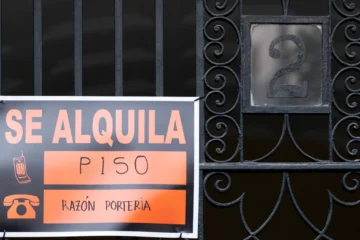 Un jubilado de 78 años, 600 euros de pensión y un piso compartido: «Llevo haciéndolo ya seis años, entre los dos damos pagado un alquiler»