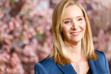 Lisa Kudrow critica las nuevas sitcoms y defiende la comedia incómoda: «Necesitamos volver a hacer chistes que incomoden»