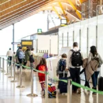 El turismo español resiste el impacto de la guerra, con 8,6 millones de pasajeros internacionales en marzo, pero las llegadas de Oriente Medio se desploman