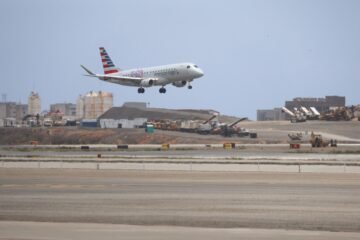 Una comitiva de Trump reinaugura los vuelos de American Airlines a Venezuela después de siete años