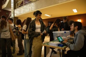 Miles de profesores y estudiantes de la Complutense simulan un “referéndum” para evidenciar que los recortes prosiguen