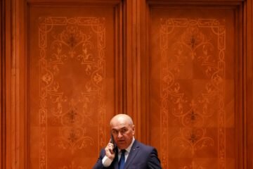 La moción de censura en Rumania de socialdemócratas y ultraderecha hace caer el Gobierno de Ilie Bolojan