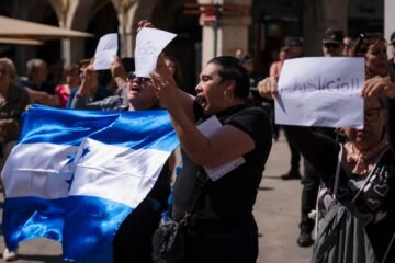 Indignación en Figueres por el asesinato de una mujer en una plaza a plena luz del día por su agresor reincidente