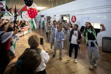 Cuatro detenidos en los incidentes sucedidos en el aeropuerto de Bilbao a la llegada de los activistas de la Flotilla