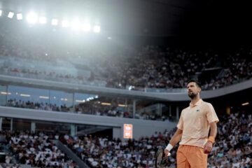 El Djokovic más legendario arranca remontando en Roland Garros