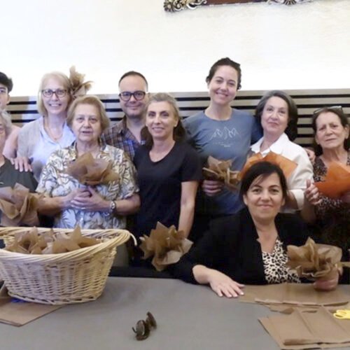 Las flores de papel que mantienen viva la Romería de San Antonio