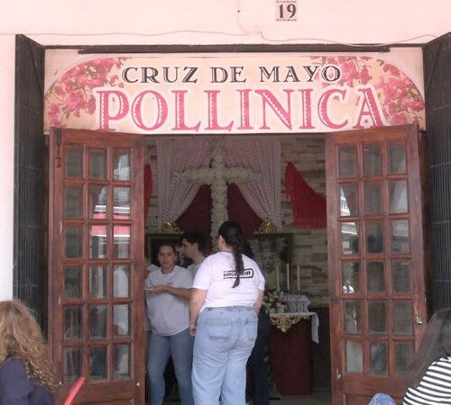 La Pollinica inicia su Cruz de Mayo con lleno total y platos caseros