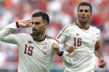 España asegura la primera plaza con una victoria áspera y sin brillo ante una Uruguay sucia
