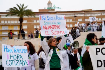 Médicos en pie de guerra: estos son los tres ministerios cómplices de la reforma de Mónica García