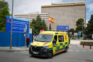 Abandonan el Gómez de Ulla los 12 españoles del brote de hantavirus y queda ingresado en la UATAN el último positivo