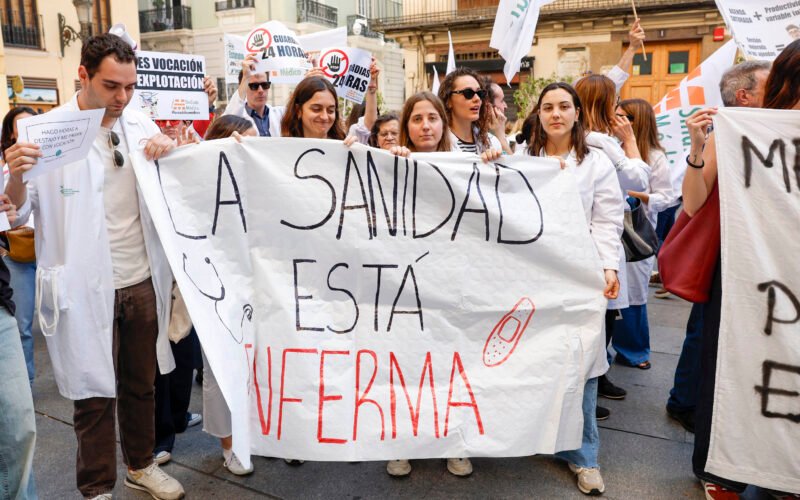Las CCAA se enfrentan a Mónica García y le exigen «reabrir con urgencia un proceso de diálogo real» para acabar con la huelga de médicos