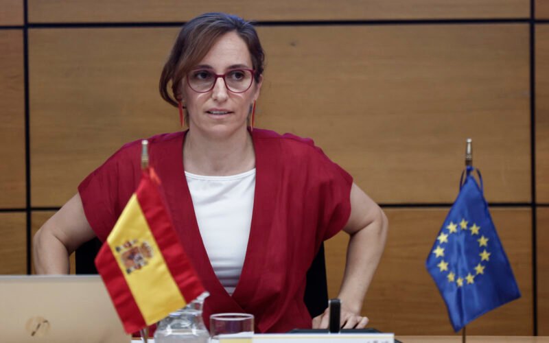 Fuego cruzado entre las CCAA y Mónica García por la reforma de los profesionales sanitarios: «La ministra se ha quedado sola»