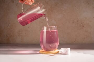 ¿Qué es el agua enriquecida que se ha vuelto tendencia en redes sociales? Los expertos advierten de «posibles efectos secundarios»