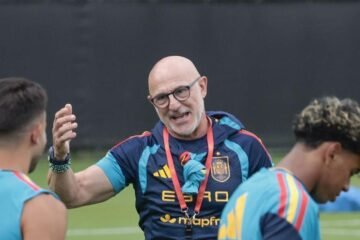 De la Fuente reivindica a su ‘9’: «Oyarzabal es un grande de los grandes»
