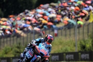 David Alonso roba la cartera de Moto2 al líder en un final de infarto