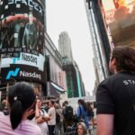 Cientos de seguidores de Musk y curiosos arropan el debut bursátil de SpaceX en Nueva York