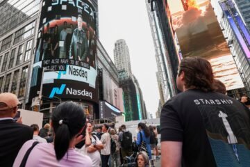 Cientos de seguidores de Musk y curiosos arropan el debut bursátil de SpaceX en Nueva York