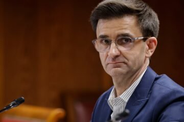 El presidente de RTVE pide perdón y califica de «gran error» el subtitulado de la madre de Fabián Ruiz por su acento andaluz en ‘Denominación de origen’