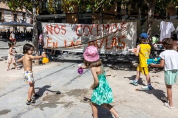 El calor extremo en las aulas obliga a las familias a pagar apaños ante la falta de soluciones: “Solo el 1% de los colegios públicos está climatizado”