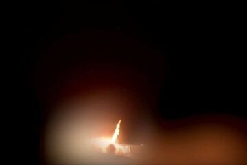 Irán bombardea bases estadounidenses en Kuwait y Baréin y amenaza con salirse del alto el fuego si prosiguen los ataques de Trump