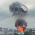 Ucrania golpea de nuevo la mayor refinería de Moscú y causa una gran humareda en la ciudad