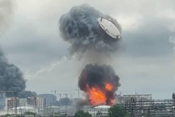 El momento en el que un dron ucranio hace saltar por los aires la tapa de un depósito de petróleo ruso