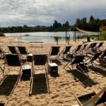 Las críticas obligan a rectificar a los gestores de una piscina natural que prohibían entrar a quien no hablara alemán