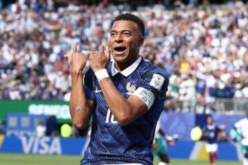 Un doblete de Mbappé resuelve un exigente debut para Francia