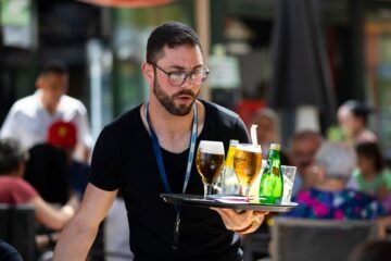 Limpieza y camareros concentran el empleo del verano 2026: casi 1,5 millones de mujeres y el 30% ya son extranjeros