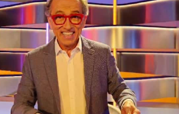 El equipo de ‘Saber y ganar’ felicita a Jordi Hurtado por su cumpleaños y este bromea con su edad: «Sesenta ¡Todos!»