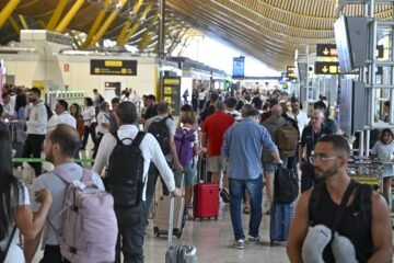 Los españoles viajan un 4,4% menos que hace un año