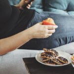 Por qué no debería pasar más de una hora sentado: el sedentarismo sube el riesgo de morir por cáncer pero pequeños ‘snacks’ de actividad lo reducen